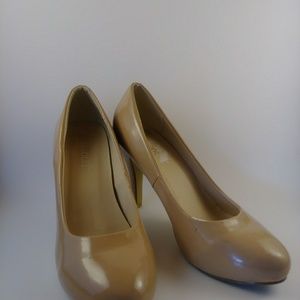 Rasolli Nude 4in Round Toe Heels
